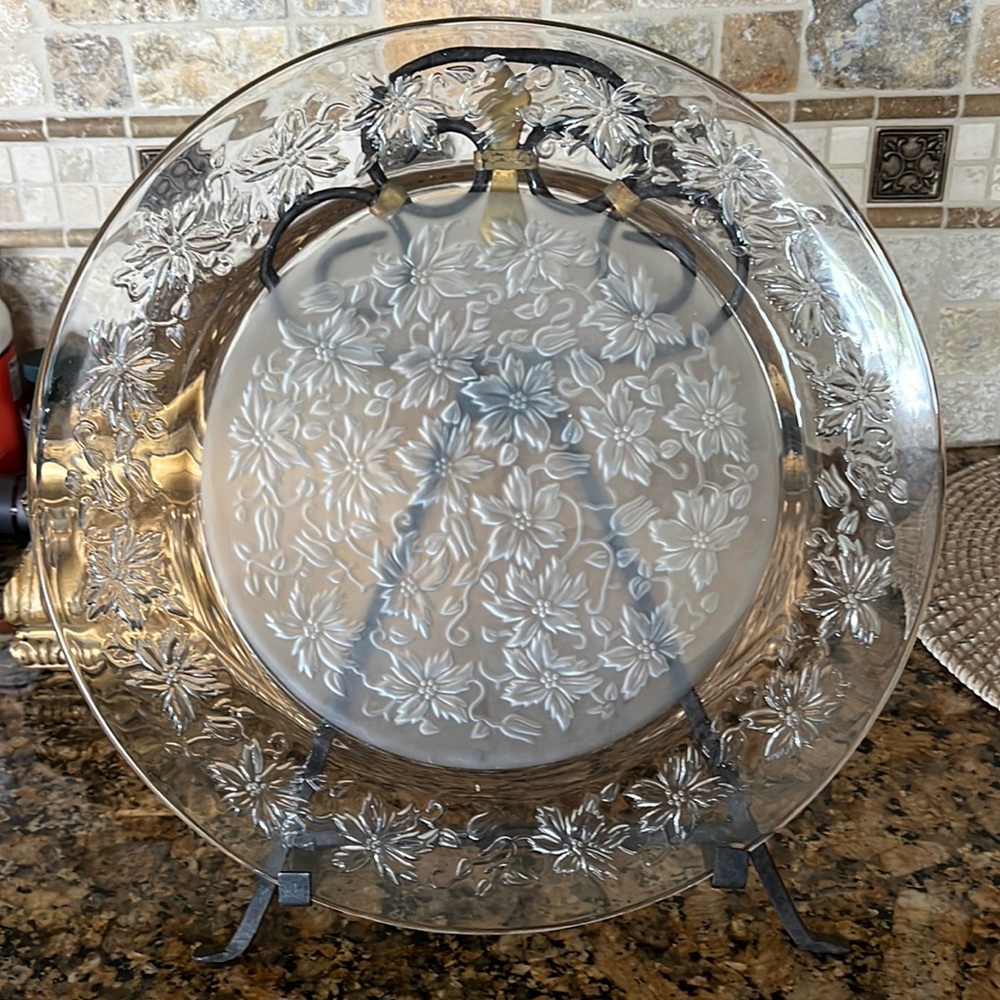 Vintage Princess house Fantasia 13 inch round frosted glass poinsettia platter